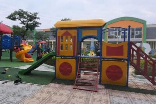Hà Nội: Chơi cầu trượt ở sân trường, một học sinh mầm non gặp nạn