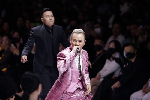 Hot nhất ngày mở màn #VIFW2020: Binz bất ngờ nắm tay Châu Bùi khi đang trình diễn