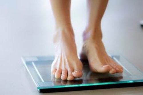 Dùng thuốc mua qua mạng, người phụ nữ sụt còn 36 kg