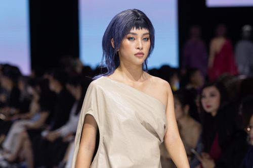 Hoa hậu Tiểu Vy mắt xanh, đội tóc giả trong show Công Trí