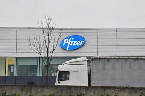 Chuỗi cung ứng tắc nghẽn, Pfizer cắt giảm phân phối vaccine Covid-19
