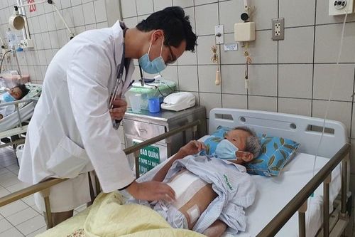 '20 năm nay, cha tôi chưa ăn được một miếng cháo trọn vẹn'
