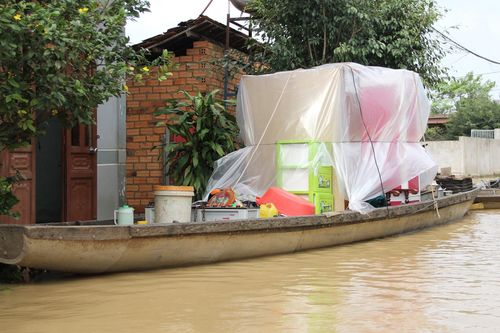 Người dân dọn đồ lên thuyền tránh lũ