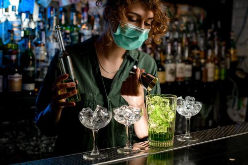 Nạn quấy rối tình dục nhắm vào nữ nhân viên đeo khẩu trang