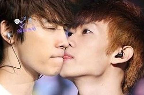 Đồng tính và sự vô lý ở showbiz