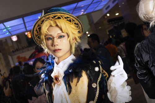 Chàng trai Hà Nội kiếm chục triệu đồng/tháng nhờ bán đồ cosplay