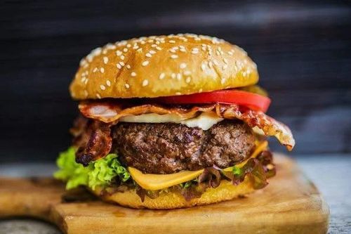 Bé trai ở Hà Nội bị sốc phản vệ sau khi ăn hamburger