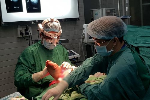 Người đàn ông bị máy cắt cỏ làm đứt lìa cổ chân
