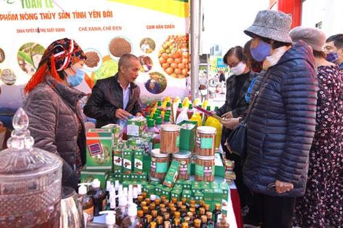 Tuần lễ hàng nông, thủy sản tỉnh Yên Bái tại Hà Nội thu hút đông khách mua