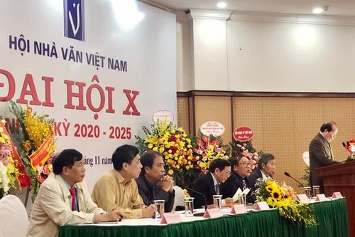 Nhìn lại một chặng đường văn học