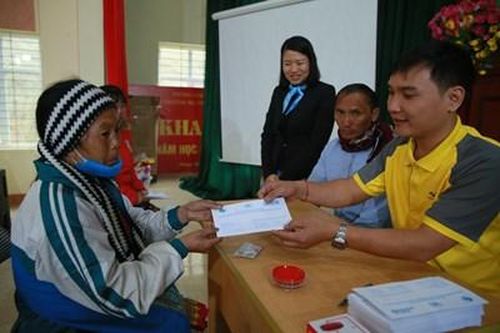 Hỗ trợ tiền cho phụ nữ dân tộc thiểu số bị ảnh hưởng bởi đại dịch Covid-19