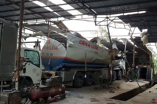 Nổ bồn xe, nhiều người thương vong