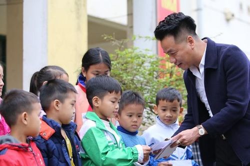Quảng Bình: Kiều bào chia sẻ cùng học sinh vùng lũ