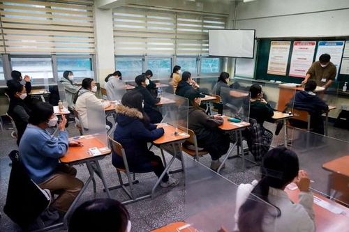 Gần nửa triệu thí sinh Hàn Quốc thi Đại học ngồi bàn riêng, có kính chắn