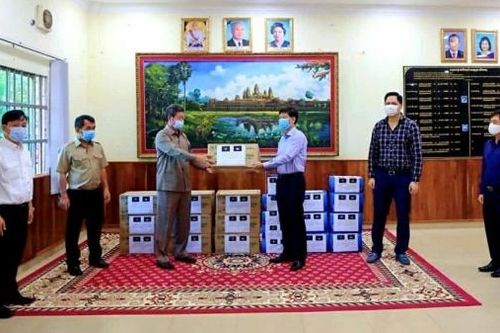 Tổng Lãnh sự quán Việt Nam tặng khẩu trang và dung dịch sát khuẩn cho tỉnh Preah Sihanouk