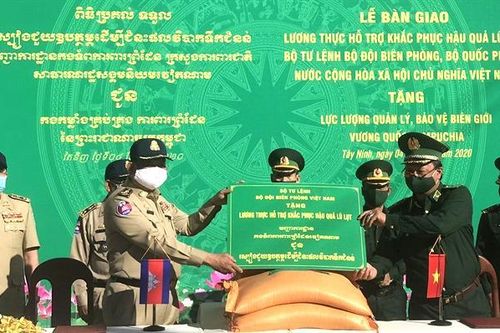 Bộ Tư lệnh BĐBP tặng 100 tấn gạo cho lực lượng quản lý, bảo vệ biên giới Campuchia