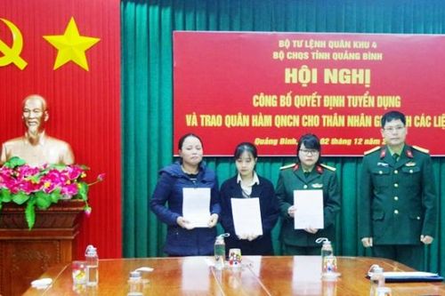 Tuyển dụng và trao quân hàm quân nhân chuyên nghiệp cho thân nhân liệt sỹ hy sinh trong cứu hộ cứu nạn