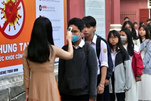 Sở Giáo dục TP.HCM yêu cầu đo thân nhiệt học sinh trước khi vào lớp