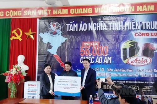 Chương trình 'Tấm áo nghĩa tình miền Trung': 10.000 áo ấm được trao cho học sinh vùng lũ Quảng Trị