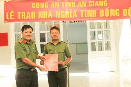 Công an tỉnh An Giang trao nhà Nghĩa tình đồng đội
