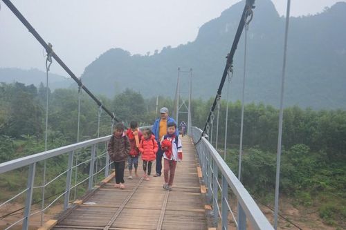 Những chiếc cầu treo hết hạn sử dụng phải 'gồng mình' cho hàng nghìn người qua lại