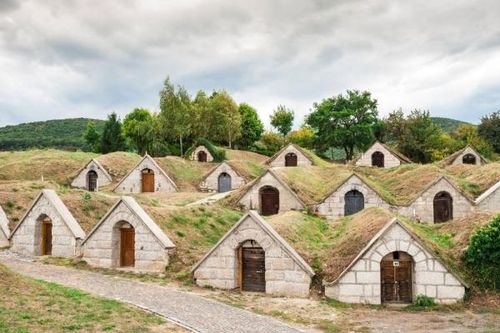 Hầm rượu nổi tiếng ở Hungary, như những ngôi nhà của người lùn