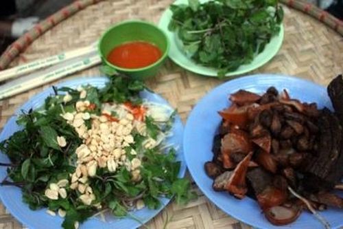 Nộm 'tá lả' vỉa hè Hà Nội hút khách hiếu kì