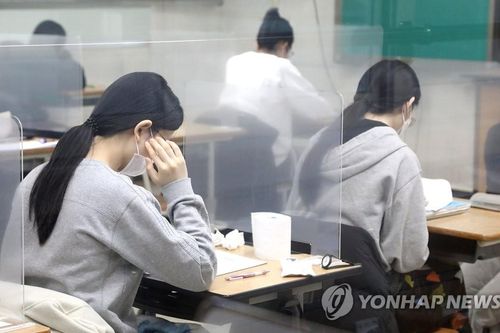 Sĩ tử Hàn Quốc bước vào kỳ thi đại học kỳ lạ nhất trong lịch sử