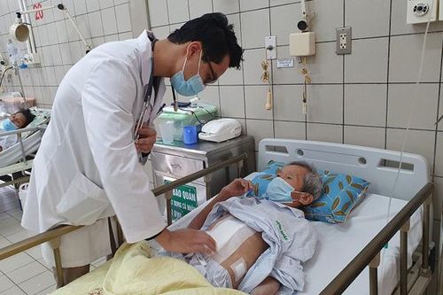 Người đàn ông 20 năm không thể ăn, chuẩn bị lo hậu sự đã khỏe trở lại