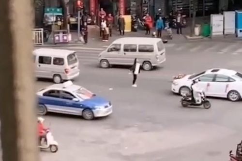 Cô gái lao ra giữa đường chặn xe hoa, quyết không cho bạn trai cũ lấy vợ