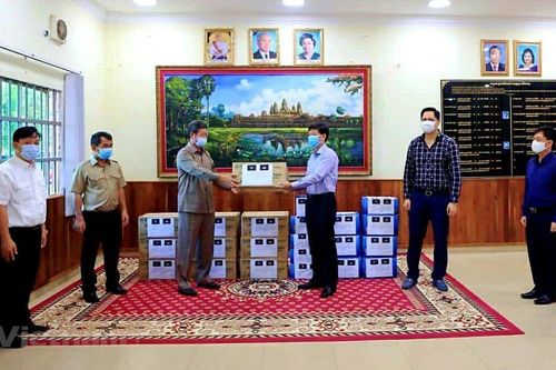 Tổng lãnh sự quán VN tặng vật tư chống dịch cho tỉnh Preah Sihanouk