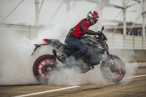 Ducati Monster 2021 sở hữu công suất mạnh mẽ hơn, trọng lượng nhẹ hơn