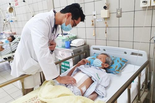 Cụ ông suy sinh dưỡng nặng vì 'nuốt nghẹn' suốt 20 năm