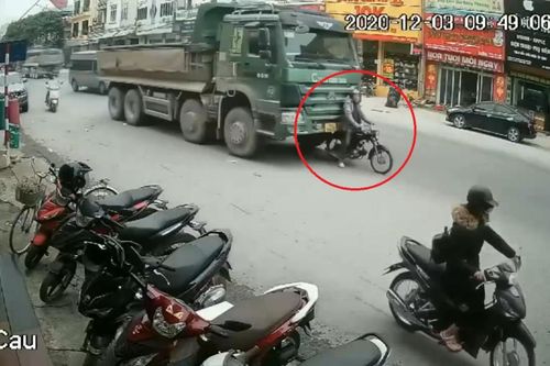 Clip: Xe máy ghim chặt vào đầu ô tô tải, bị đẩy đi một đoạn rồi mới dừng hẳn khiến dân mạng thót tim