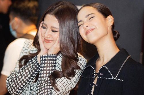 Baifern Pimchanok hóa 'fan nữ' siêu đáng yêu khi Yaya Urassaya đến ủng hộ phim điện ảnh mới
