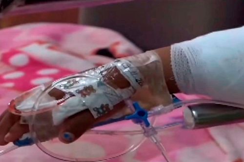 Người mẹ buộc rơm quanh tay con gái rồi châm lửa đốt để 'dạy cho một bài học'
