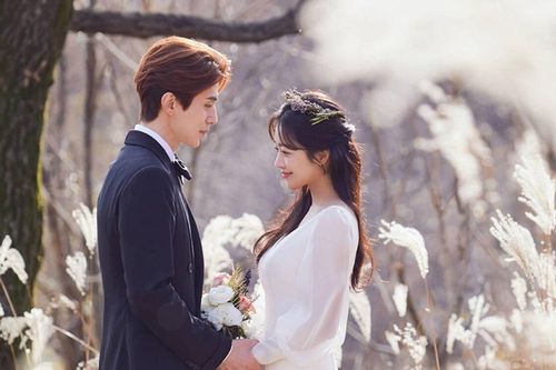 Lee Dong Wook chính thức kết hôn với Jo Bo Ah: Ảnh cưới đẹp lung linh!