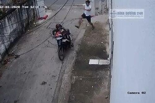 Clip: Chủ nhà lao ra đạp tên trộm ngã sóng soài, luống cuống tìm đường bỏ chạy