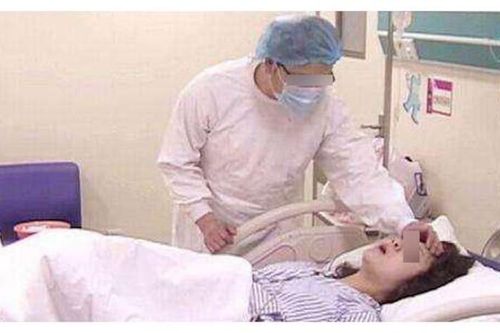 'Em không sinh đâu, đau quá!', chồng tát vợ bôm bốp khiến cả phòng sinh im phăng phắc