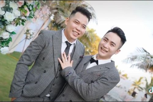 Đám cưới đồng tính của hai anh chàng đẹp trai khiến hội chị em ghen tị: 'Trai đẹp thuộc về nhau hết rồi'