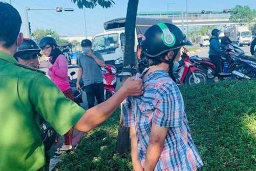 Lợi dụng lúc tài xế taxi cứu người gặp nạn, tên trộm lẻn lên xe lấy trộm điện thoại
