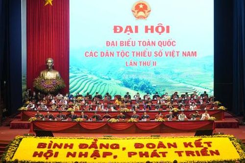 Dưới lá cờ vẻ vang của Đảng, các dân tộc đoàn kết, giúp đỡ nhau cùng phát triển với đất nước