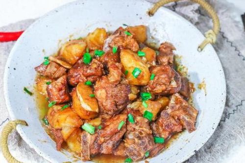Không nấu canh nữa, đem sườn kho với khoai tây, cả nhà bất ngờ ăn không kịp thở