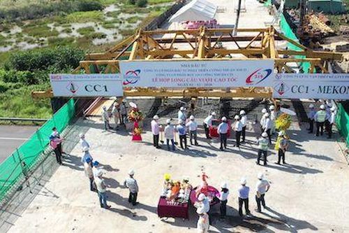 Hợp long cầu vượt nút giao đường 319 và đường cao tốc TP.HCM - Long Thành - Dầu Giây