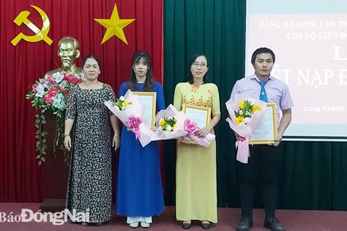 Kết nạp 3 công nhân lao động tại doanh nghiệp FDI vào Đảng