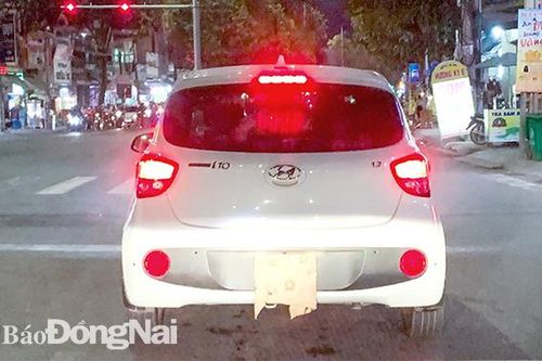Xe ô tô che biển số khi chạy trên đường