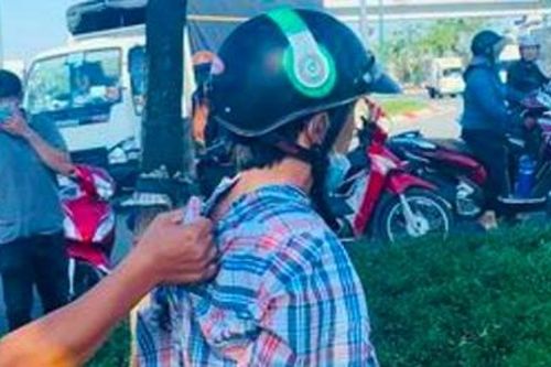 Giả bộ giúp người bị tai nạn rồi móc trộm điện thoại
