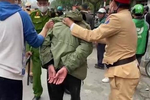 Thấy chốt 141, đối tượng nhiều tiền án nhảy khỏi xe bỏ chạy