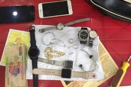 'Chuyên gia nhôm, kính' lái ô tô đi trộm tài sản