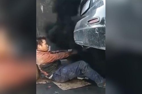 Clip: Thợ sửa xe bị xả khói, mặt đen như Bao Công